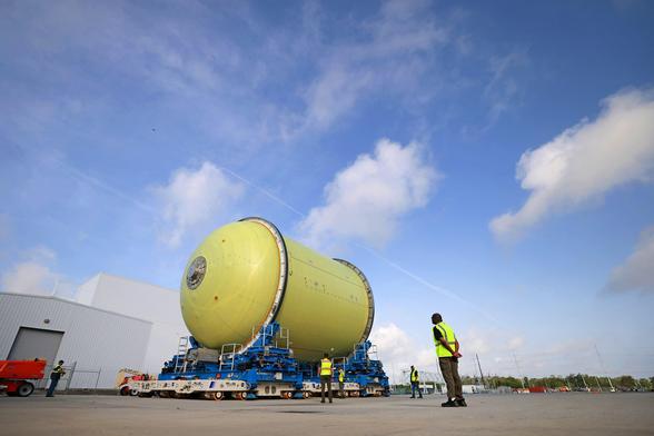 Artemis_III_Liquid_Oxygen_Tank_Moves_to_Thermal_Protection_System_Application_Cell_(MAF_20250425_CS3_Lox6toN05).jpg