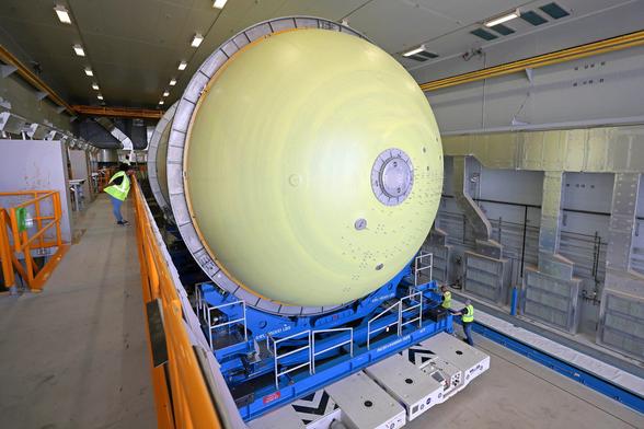 Artemis_III_Liquid_Oxygen_Tank_Moves_to_Thermal_Protection_System_Application_Cell_(MAF_20250425_CS3_Lox6toN10).jpg