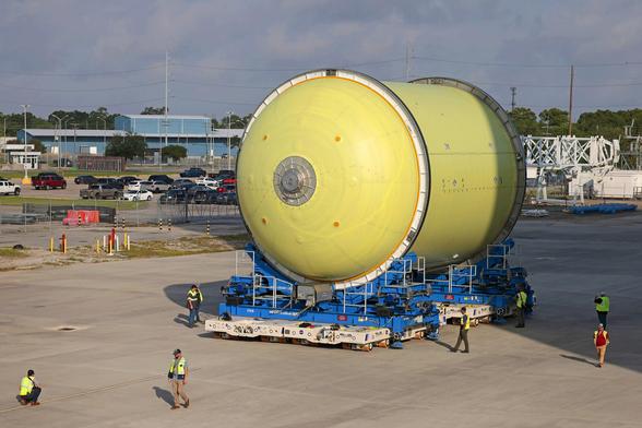 Artemis_III_Liquid_Oxygen_Tank_Moves_to_Thermal_Protection_System_Application_Cell_(MAF_20250425_CS3_Lox6toN04).jpg