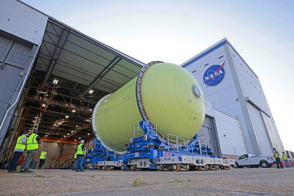 Artemis_III_Liquid_Oxygen_Tank_Moves_to_Thermal_Protection_System_Application_Cell_(MAF_20250425_CS3_Lox6toN02).jpg