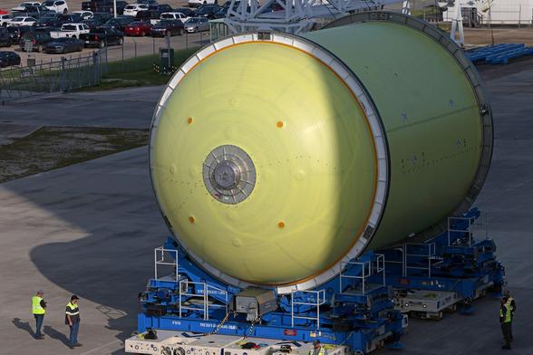 Artemis_III_Liquid_Oxygen_Tank_Moves_to_Thermal_Protection_System_Application_Cell_(MAF_20250425_CS3_Lox6toN03).jpg