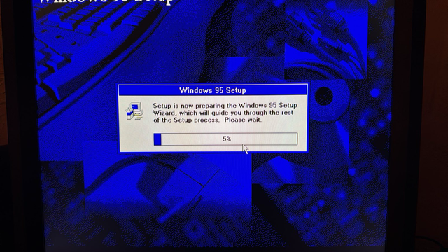 The Windows 95 Setup screen showing a progress bar at 5%