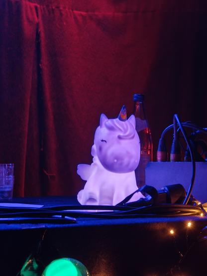 Eine kleine dicke Einhornlampe steht auf einem Tisch