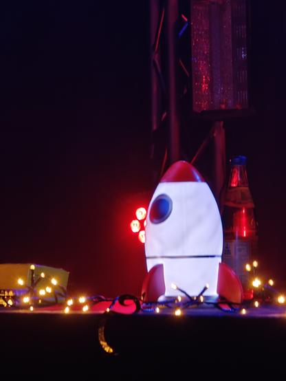 Eine kleine dicke Raketen-Lampen steht auf einem Tisch