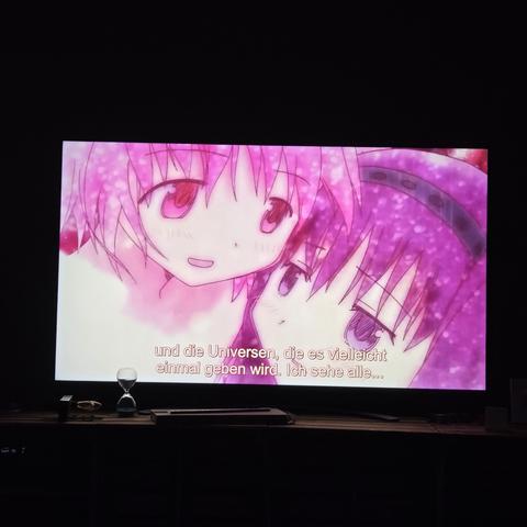 Kaname Madoka und Akemi Homura eng aneinander wie sie noch einmal in einer höheren Dimension reden