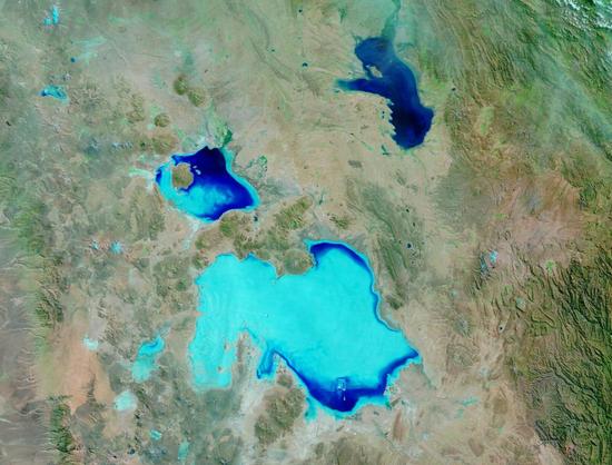 Salar_de_Coipasa_and_Salar_de_Uyuni_(MODIS_2025-05-01).jpg
