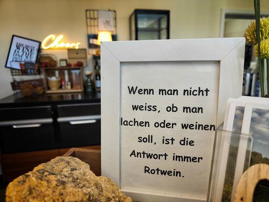 Tafel in Vinothek Weingut Raddeck: "Wenn man nicht weiß, ob man lachen oder weinen soll, ist die Antwort immer Rotwein."
