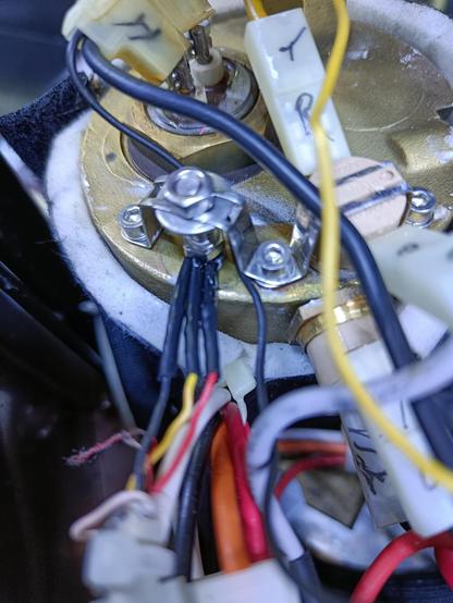 Die Oberseite des Boilers mit neuem Thermometer. Das Bauteil wird einfach mit einer Schraube gegen die originale Thermostat-Halterung verspannt. Zwischen Thermometer und Kessel ist etwas Wärmeleitpaste zu sehen. Außerdem viele Kabel.
