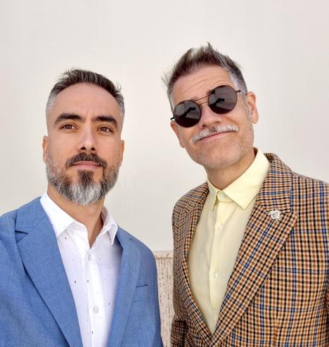 Dos chicos de 42 años en camisa y chaqueta que miran a cámara.