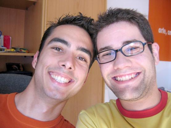 Dos chicos de 22 años en camiseta que miran a cámara
