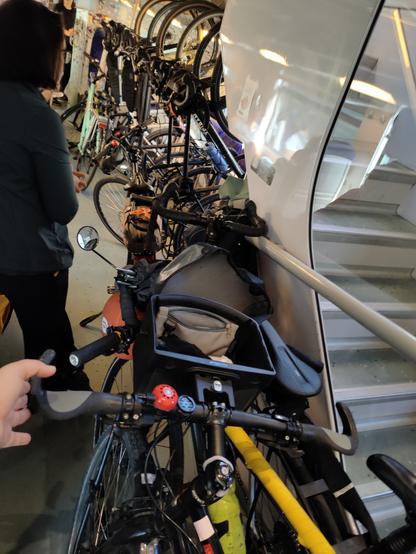 L'intérieur d'un TER, le wagon vélo. Tous les crochets sont occupés. Des vélos débordent dans le couloir.