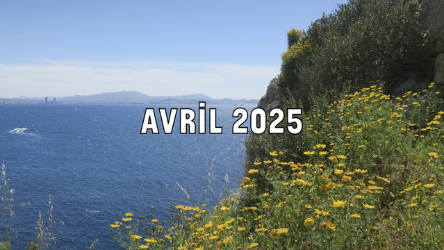 Au lieu de se souvenir : Journal du regard (Avril 2025). Image de la mer à Nolion avec vue sur Marseille de l'autre côté de la baie