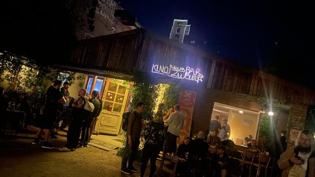 Eingang Kino Neue Zukunft in Stralau bei Nacht