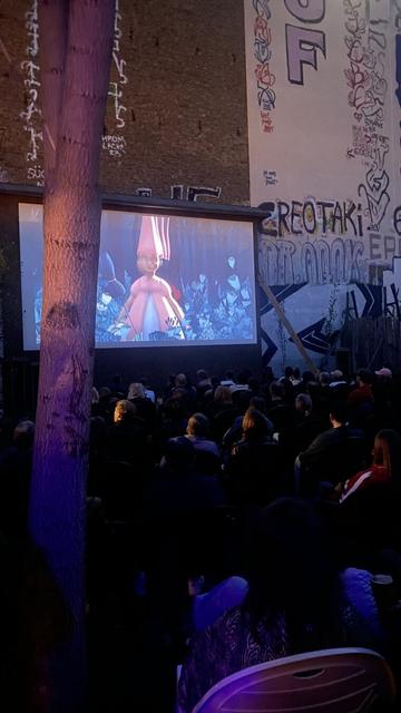 Open Air Kino Neue Zukunft in Stralau bei Nacht