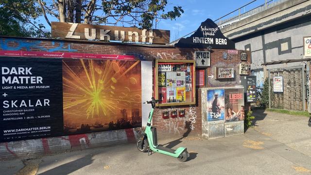Eingang Kino Neue Zukunft in Stralau bei Tag