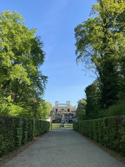 Fernansicht der Orangerie in Potsdam, von unten gesehen, vorne im Mittelgrund Reiterstatue von Friedrich dem Großen