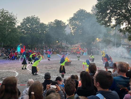 Im Kreis tanzende Hexen, jüngere in gelb/schwarzen Kleidern