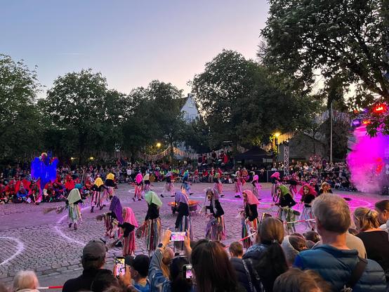 Im Kreis tanzende Hexen, kleine in bunten Röcken