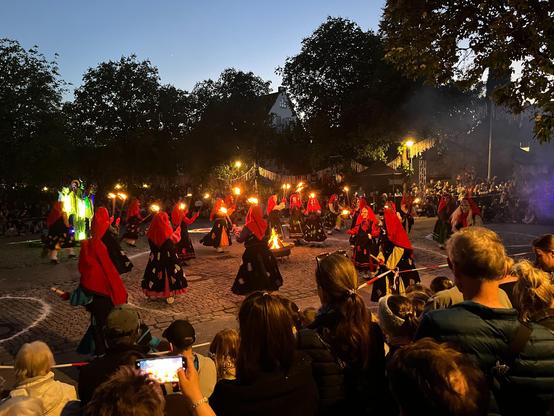 Im Kreis tanzende Hexen mit Fackeln in der Hand