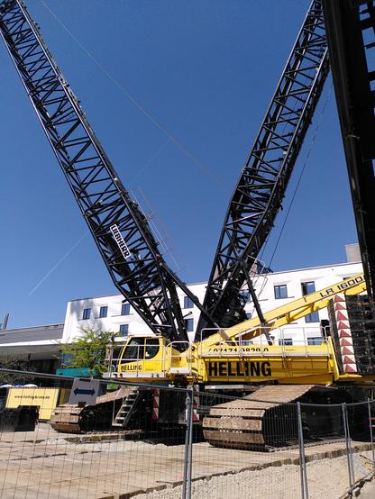 Raubenkran Liebherr 1600/2 steht in einer Stadt