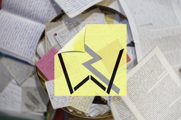 Das eilig zusammengekloppte Logo des Zettelwirtschaft-Newsletters vor dem unscharfen Fotohintergrund meiner ausgebreiteten tatsächlichen Zettelwirtschaft, weil mir alle extra und nur zu diesem Zweck angeschafften Notizbücher zu schade dafür sind. Ich werd’s einfach nie lernen.