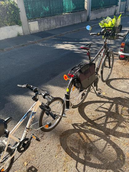 Photo de mon vélo et celui de mon fils attaché avec un FollowMe.