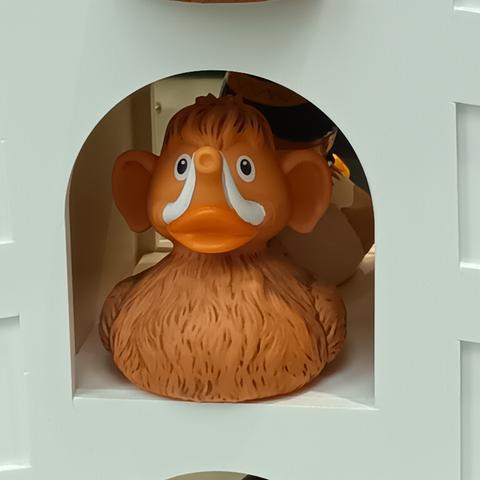 Eine Badeente, die wie ein Mastodon aussieht.