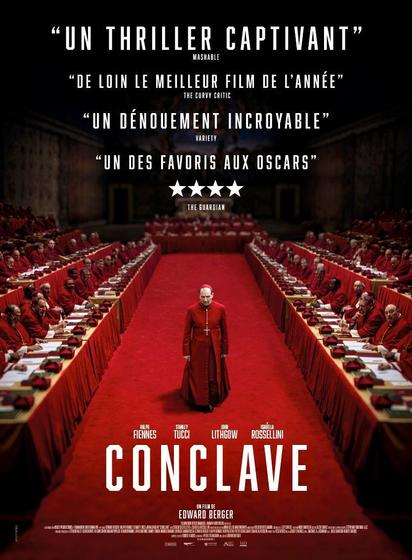 Un cartel de la película "Conclave" muestra a un cardenal en rojo caminando por un pasillo largo entre dos filas de cardenales sentados a mesas rojas. El cartel incluye citas positivas de críticos de cine y una calificación de cinco estrellas. El nombre de la película y el elenco se muestran en la parte inferior.