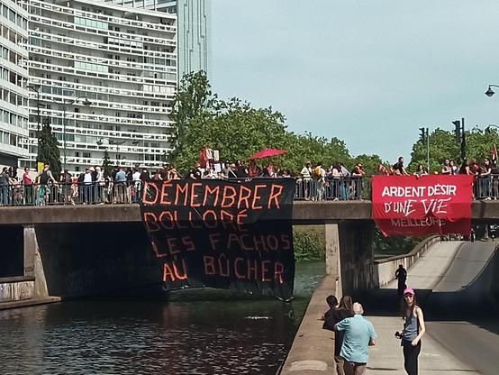 Une banderole avec le message "démembrer Bolloré, les fachos au bûcher"