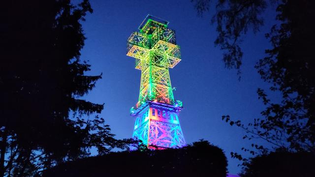 illuminiertes Josephskreuz (Auerberg bei Stolberg) zu Walpurgis am 30.04.2025