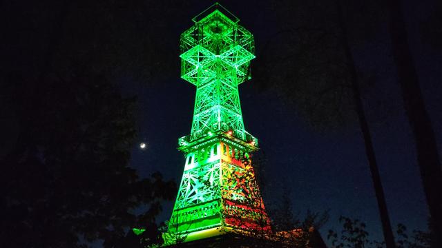 illuminiertes Josephskreuz (Auerberg bei Stolberg) zu Walpurgis am 30.04.2025