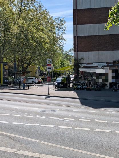 Auto steht am Ende einer Fahrradstraße auf dem Fußweg