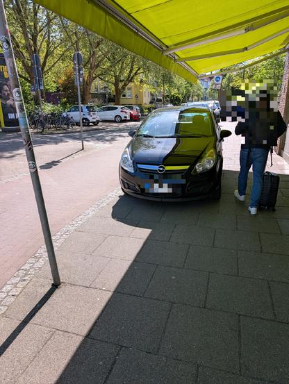 Gleiche Situation aus geringerer Entfernung. Im Hintergrund sind freie Parkplätze zu sehen.