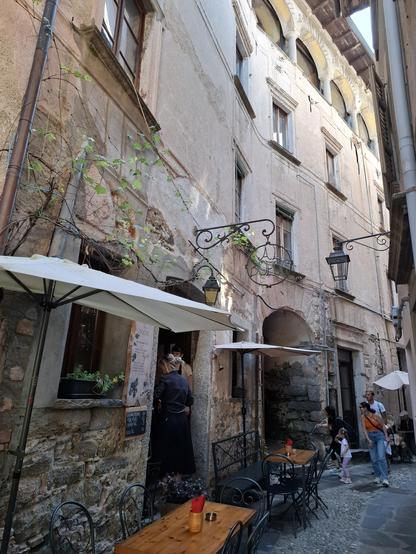 A restaurant in Italy that does not serve pine apple