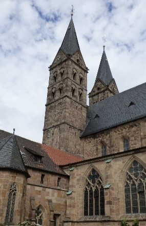 Das Bild zeigt eine im gotischen Stil errichtete Kirche mit zwei hohen, spitz zulaufenden Türmen.