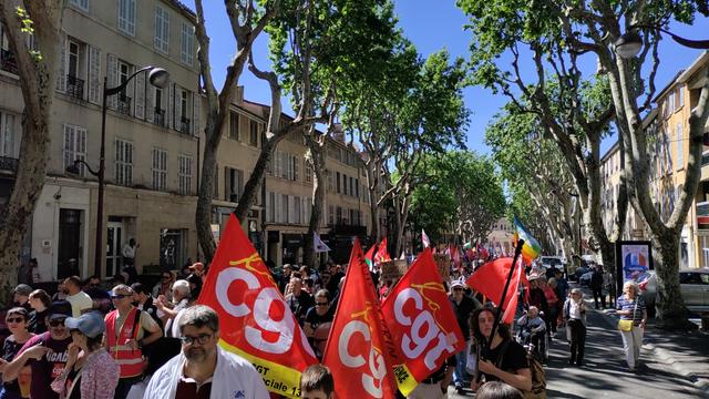 Photo de la manifestation du 1er mai à Aix en Provence, début de cortège avec drapeaux #CGT