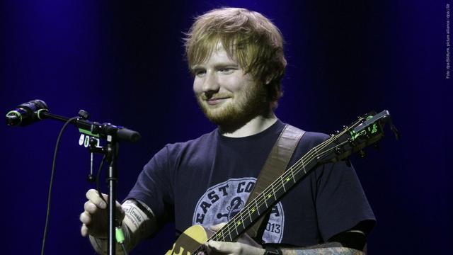 Ed Sheeran 2015 auf der Bühne in der lettischen Hauptstadt Riga. (Foto: dpa Bildfunk, picture alliance / dpa | Str)