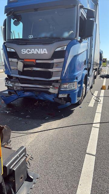Een van de betrokken vrachtwagens bij het ongeval op de A73 bij Venlo-Zuid