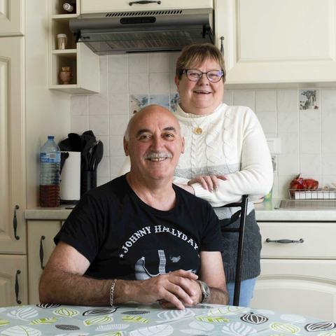 Portrait d'Alain et de sa compagne dans leur cuisine