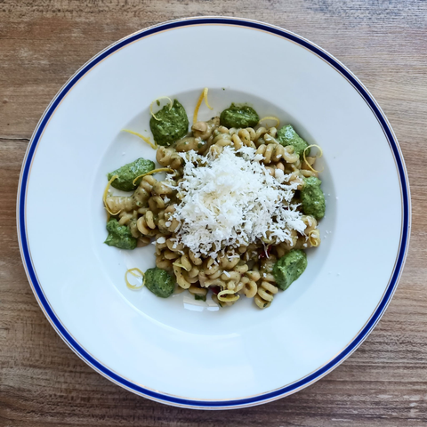 Das fertige Gericht wie beschrieben auf dem Teller, um die Pasta herum sind noch einige Kleckse Pesto und einige Zitronenzesten.