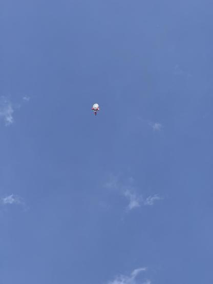 Raketenförmiger Heliumballon auf dem Weg in den Himmel