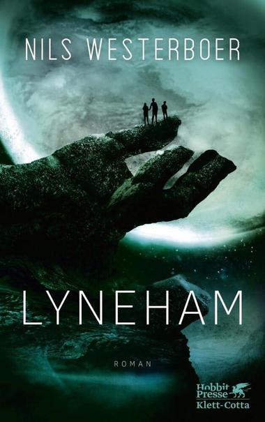 Das Cover des Science-Fiction-Romans Lyneham von Nils Westerboer ist gezeichnet.

Vor dem Hintergrund eines riesigen Planeten am Nachthimmel zeichnet sich ein Felsen in Form einer geöffneten Hand ab. Auf dem Daumen stehen drei Personen, es sind nur Umrisse zu erkennen.