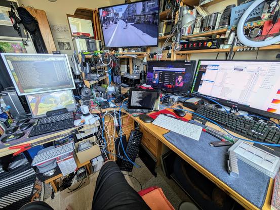 Foto von meinem Spielplatz.
6 Monitore von 3 PCs und einem Raspberry. Auf 2 Monitoren Sportübertragungen (Radrennen und Snooker) auf den anderen laufen Updates, Backups und Neuinstallationen.
Ansonsten hängen Kabel herum und überall liegt und steht Geraffel.