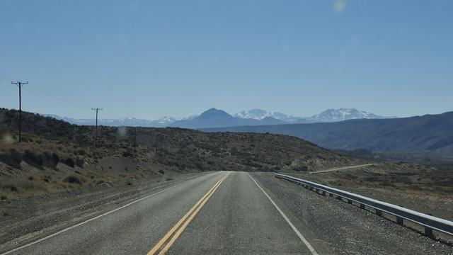 Die Ruta 40 vor  Chos Malal. Im Hintergrund sind die Berge