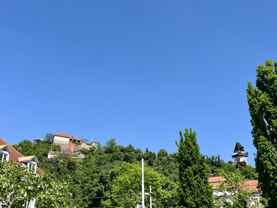 Blick auf den Grazer Schlossberg mit Uhrturm und Festung
