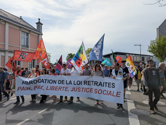 Tête de cortège avec sa banderole : 
"Abrogation de la loi retraites
Pain, Paix, Liberté, Justice sociale"