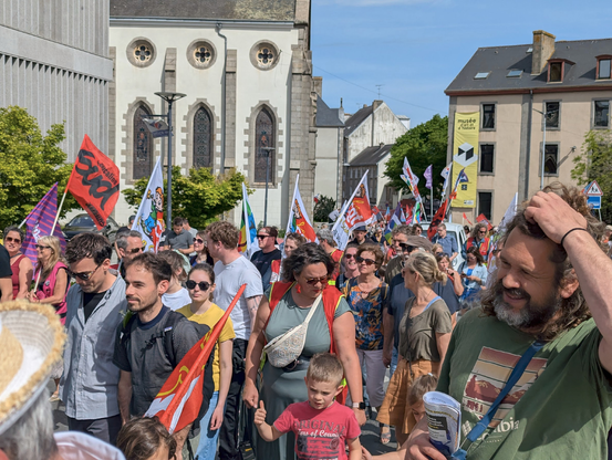 Manifestant·es en nombre à Saint-Brieuc...