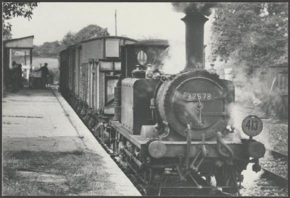 Printed monochrome postcard showing a view of the British Railways Locomotive No 32678 pulling a freight train from Robertsbridge at Tenterden in Kent on 20 July 1957.

Published by Joanes Publications, Barnstaple, not numbered.

Postally unused.

Excellent condition, with minimal corner bumps.