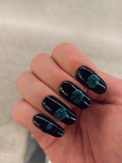 My other hand, again nails with the same nail art (one of the flowers got kinda smudged when adding the top coat)