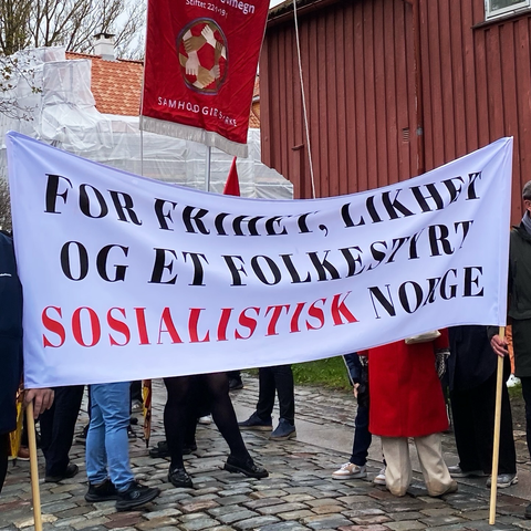 The main banner of the day (as ever): it says "for frihet, likhet og et folkestyrt sosialistisk Norge", which means "for liberty, equality and a democratic (people-run) socialist Norway".